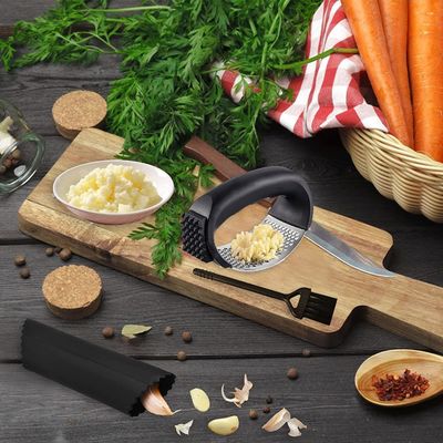 Compact Kitchen Gadgets 11 * 5.1 * 7.2cm Food Grade Stainless Steel Garlic Press